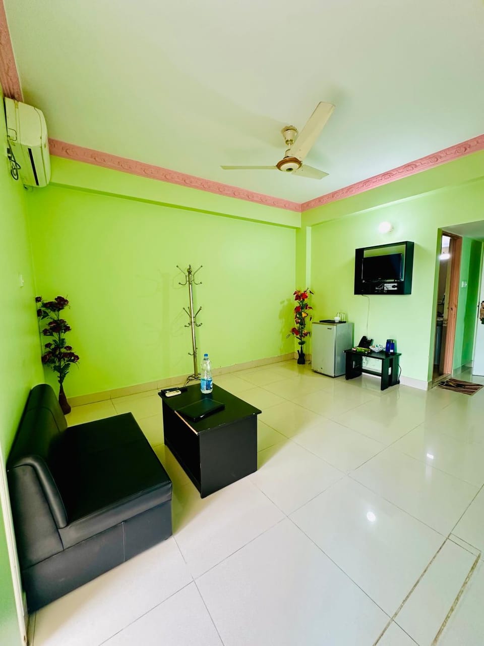 Communal lounge/ TV room, Living room, Seating area, air conditioner