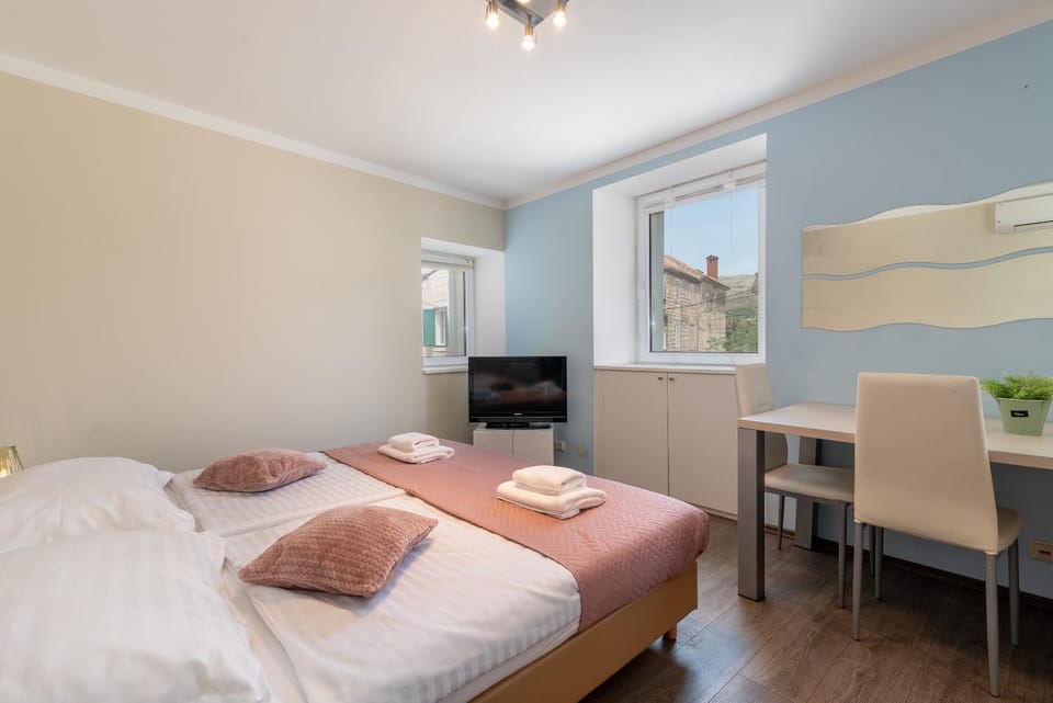 View (from property/room), Dining area, Bedroom, City view