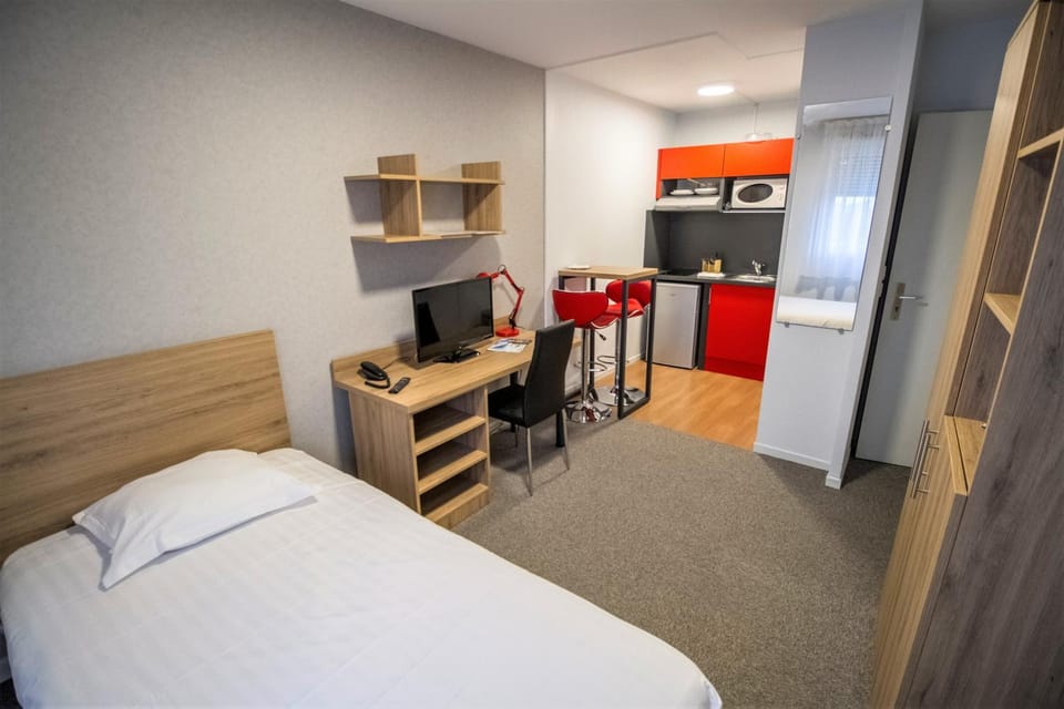 TV and multimedia, Coffee/tea facilities, Kitchen or kitchenette, Living room, Photo of the whole room, Decorative detail, Seating area, Dining area, Bedroom, On site