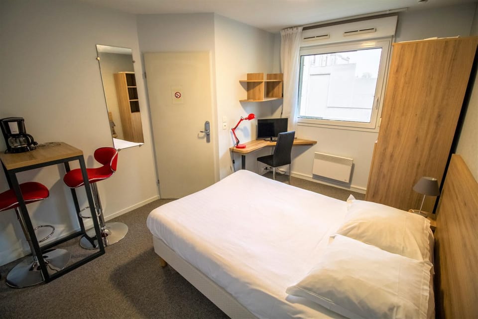Bed, Day, TV and multimedia, Coffee/tea facilities, Kitchen or kitchenette, Living room, Photo of the whole room, Decorative detail, Seating area, Dining area, Bedroom, On site