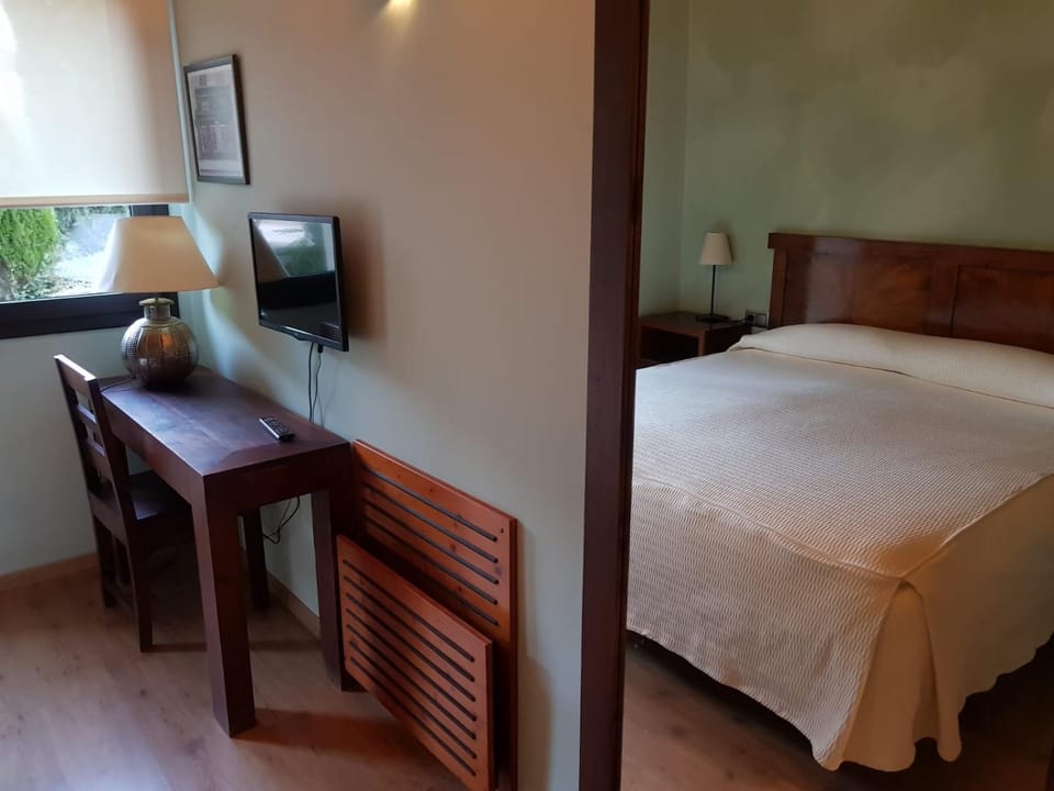 Restaurant/places to eat, Bed, TV and multimedia, Bedroom, Swimming pool, Breakfast, hair dresser