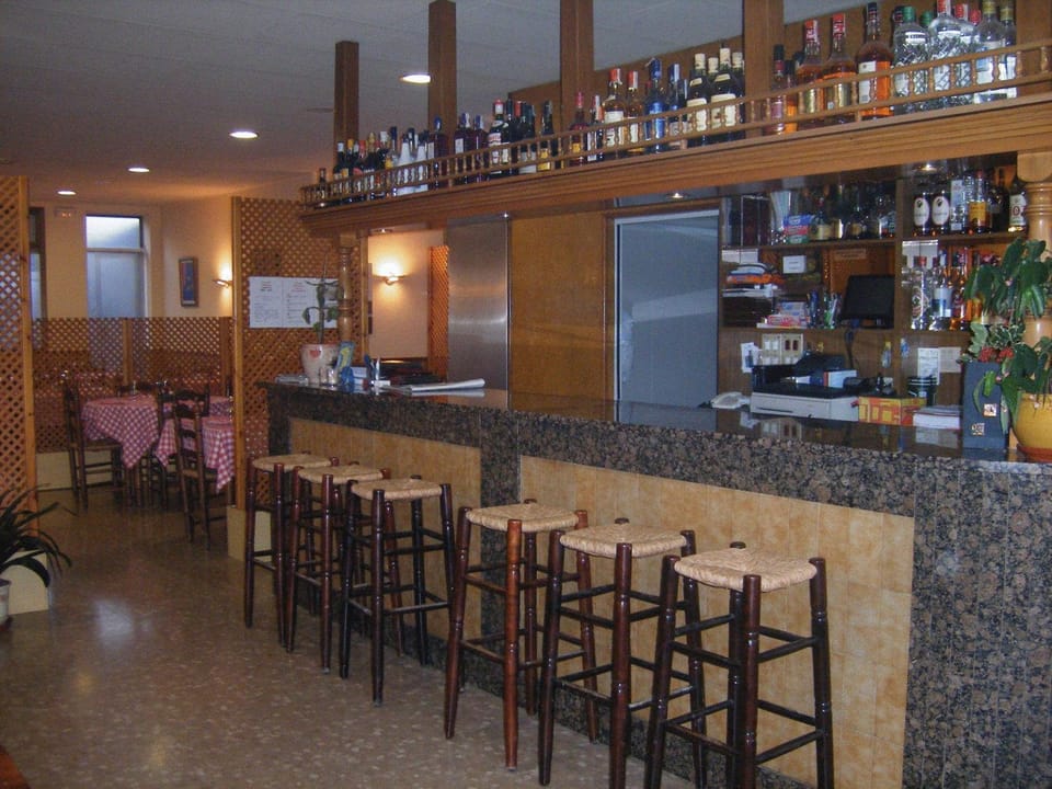 Restaurant/places to eat, Lounge or bar