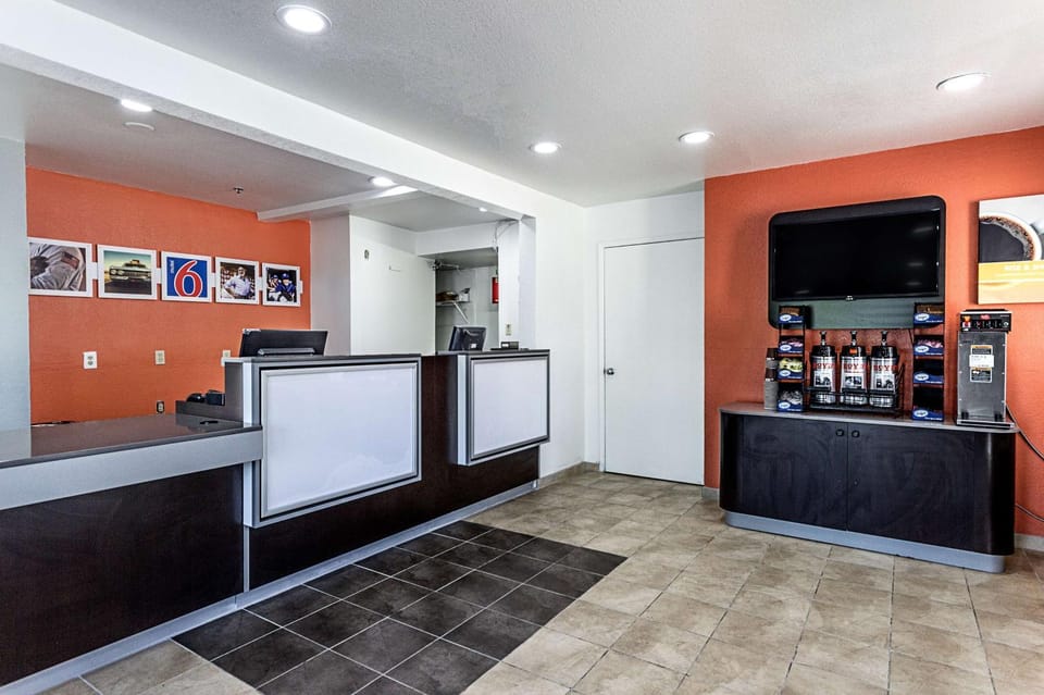 Communal lounge/ TV room, Property logo or sign, Coffee/tea facilities, Lobby or reception, On site