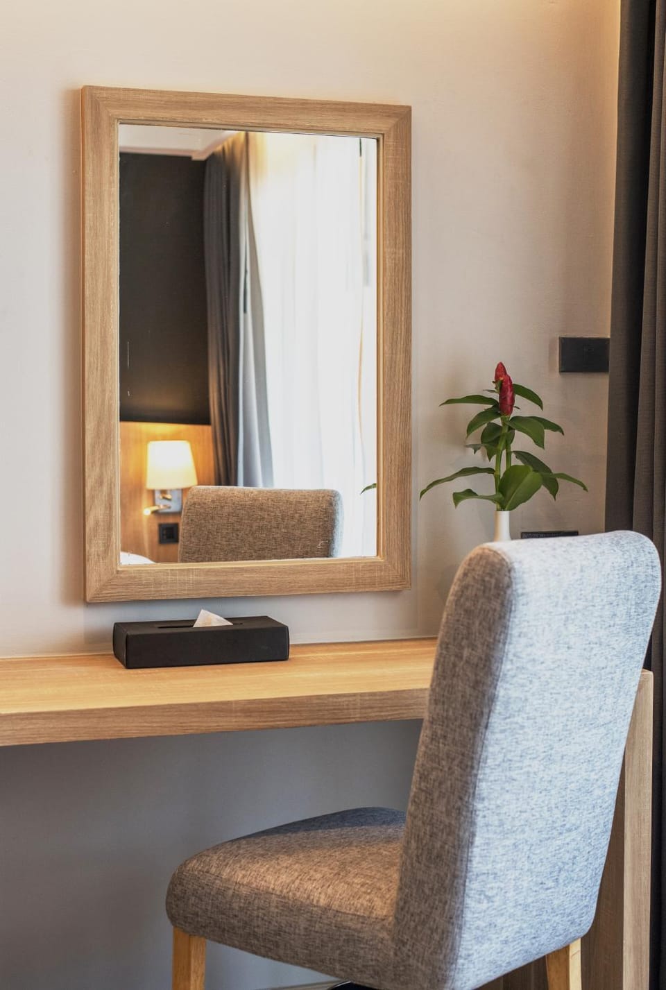 Seating area, Bedroom, hair dresser