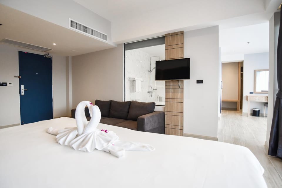 Bed, TV and multimedia, Photo of the whole room, Bedroom, towels, air conditioner