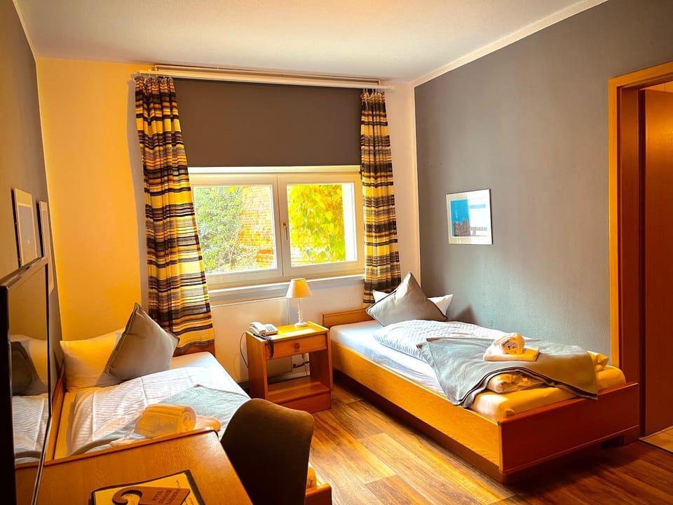 Bed, TV and multimedia, Seating area