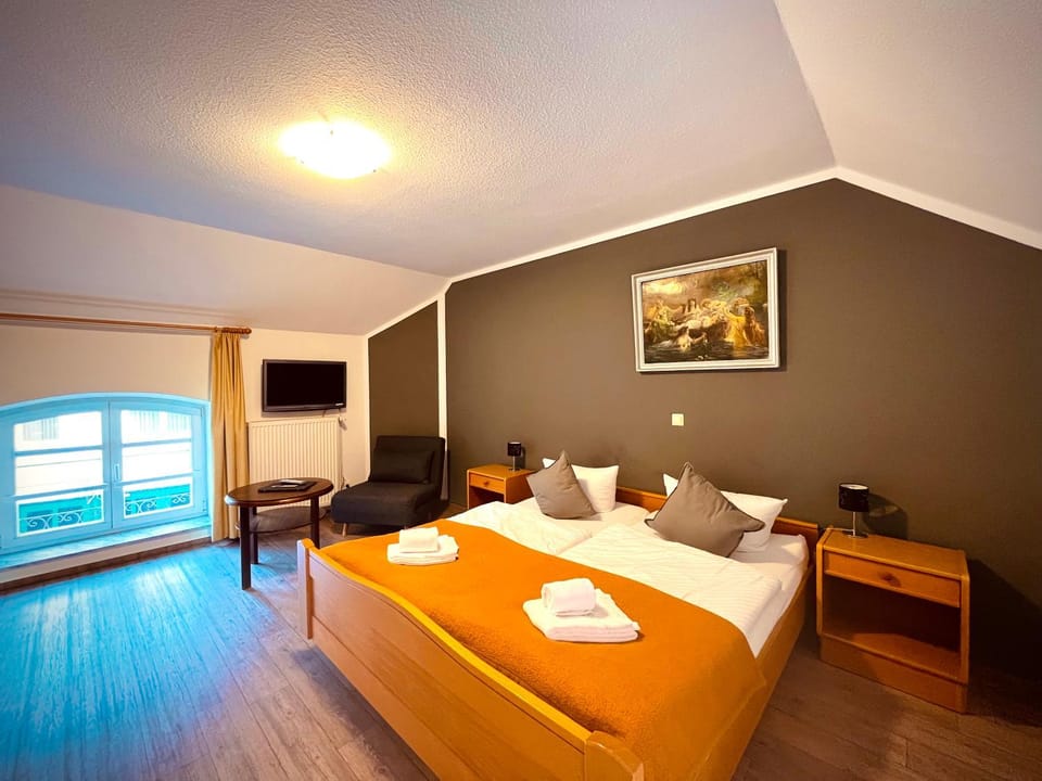 Bed, TV and multimedia, Bedroom, towels