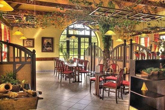 Restaurant/places to eat, Restaurant/places to eat