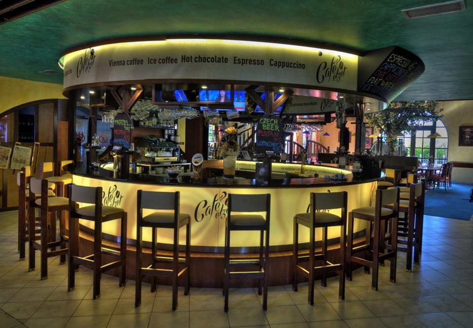 Restaurant/places to eat, Lounge or bar