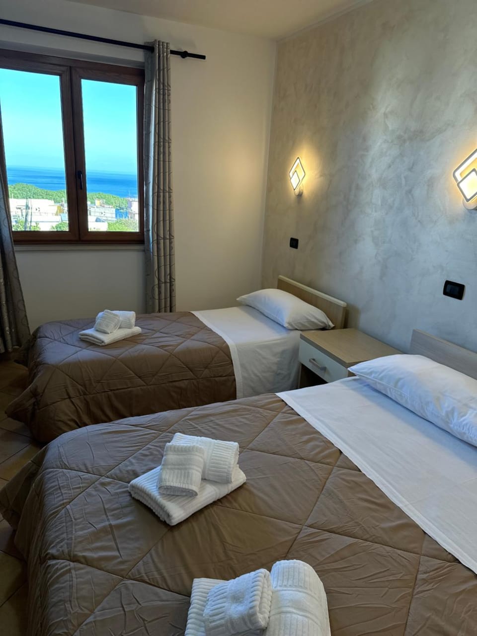 Photo of the whole room, towels