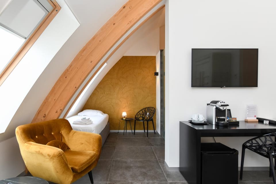 Bed, TV and multimedia, Seating area, hair dresser