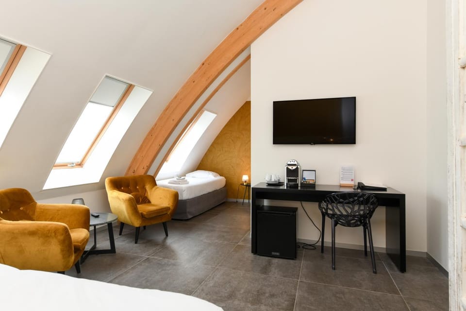 Bed, TV and multimedia, Seating area, hair dresser