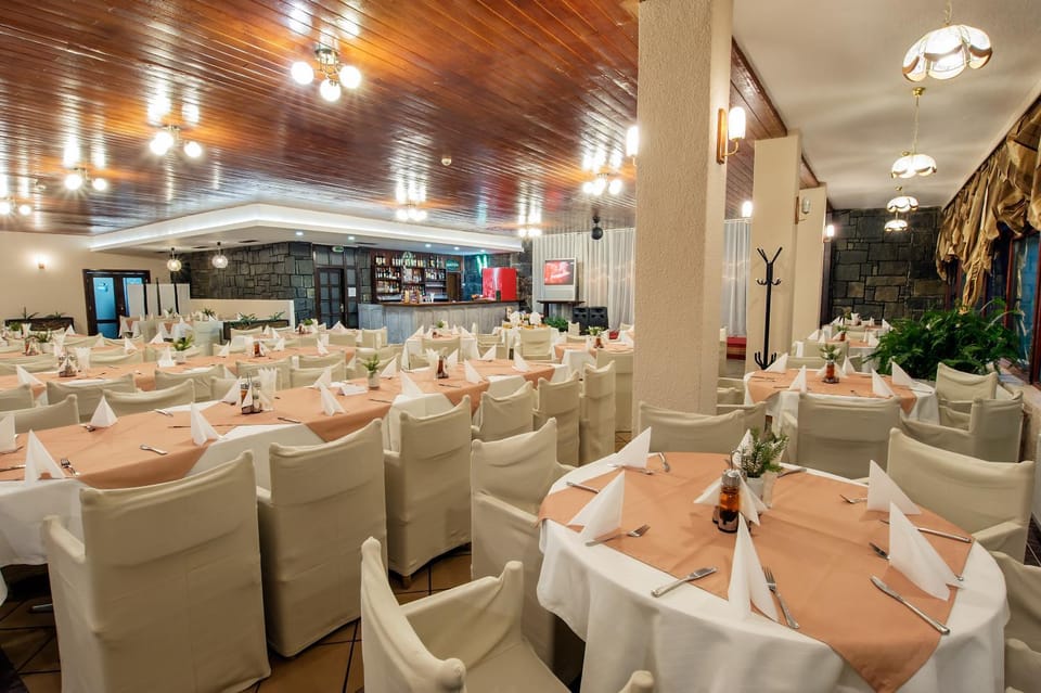 Property building, Restaurant/places to eat, Banquet/Function facilities, Seating area, On site, furniture
