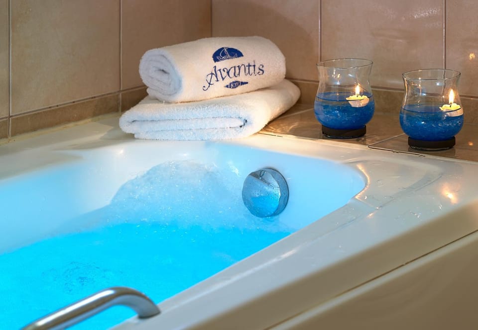 Property building, Patio, Restaurant/places to eat, Spring, Hot Tub, Bathroom, Spa and wellness centre/facilities, Spa and wellness centre/facilities, Spa and wellness centre/facilities, Beach, Swimming pool, Sports, Breakfast, Seasons, Bath, Parking, safe