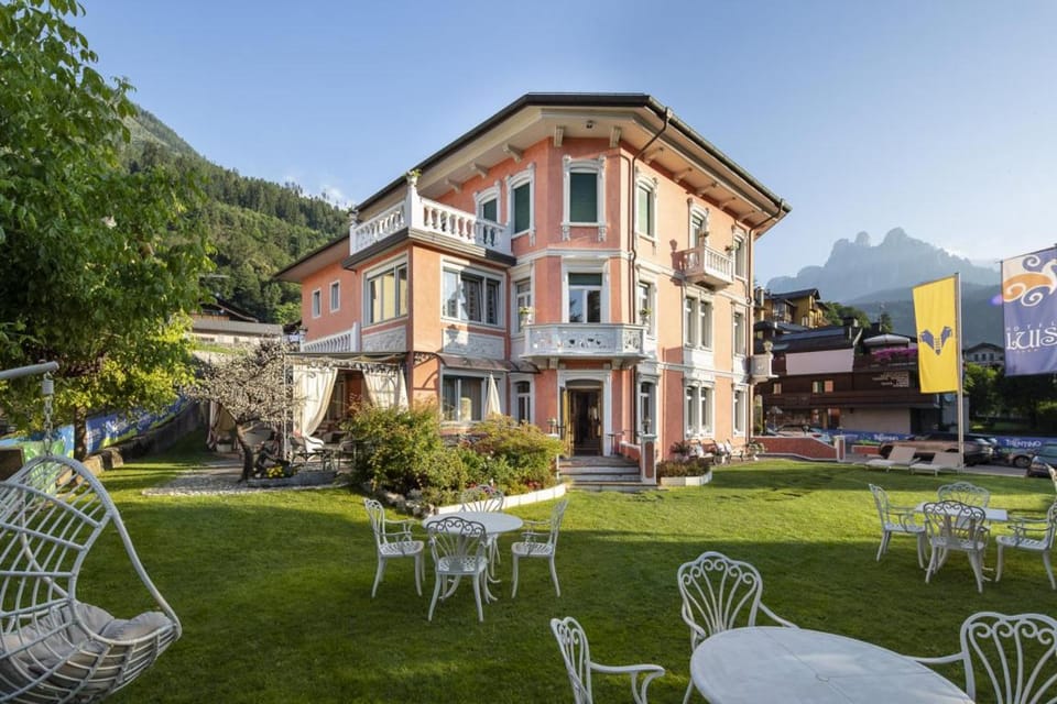 Property building, Day, Natural landscape, Garden, Garden, Garden view, Mountain view, Parking