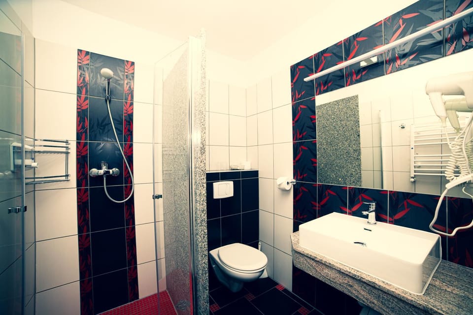 Shower, Toilet, towels