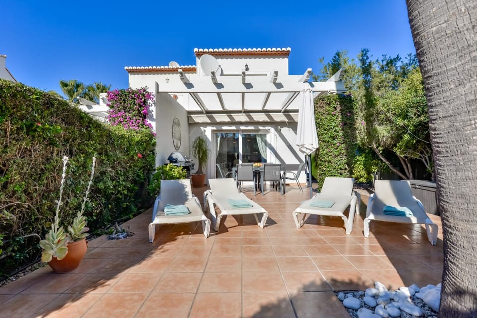 Property building, Balcony/Terrace, sunbed