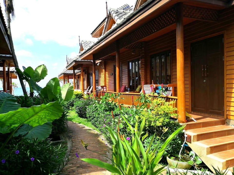 Property building, Day, Garden, Garden view