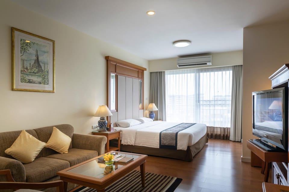 Bed, TV and multimedia, Balcony/Terrace, Photo of the whole room, Seating area, Bedroom, City view