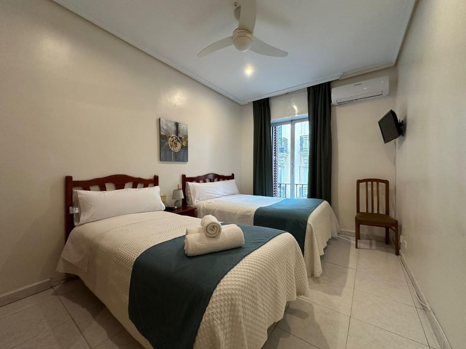 Bed, Photo of the whole room, Bedroom, air conditioner