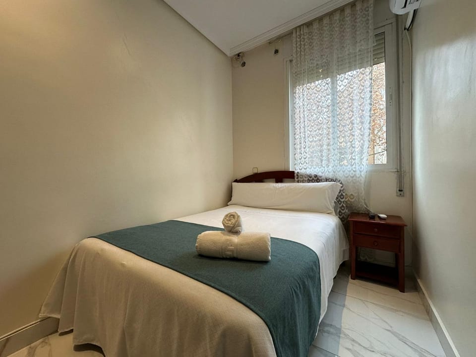 Bed, towels, air conditioner