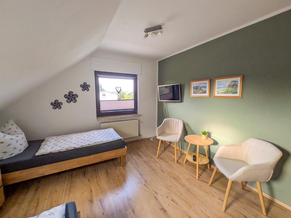Bed, TV and multimedia, Photo of the whole room, Bedroom