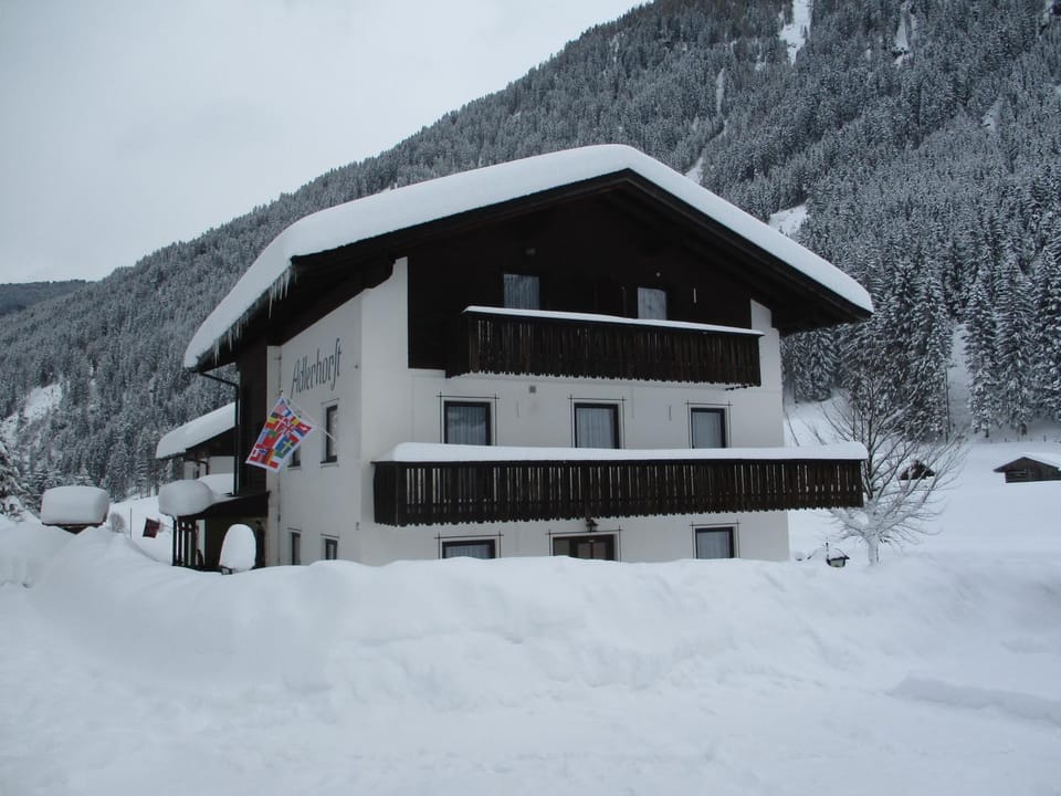 Property building, Facade/entrance, Winter, Balcony/Terrace
