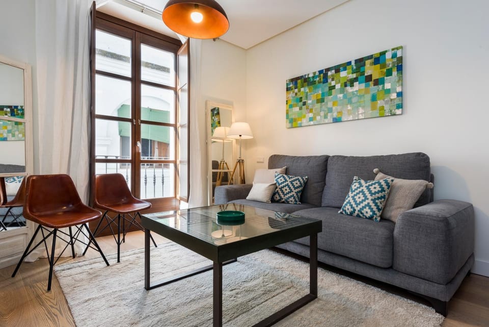 TV and multimedia, Living room, Decorative detail, Seating area, Dining area, Street view