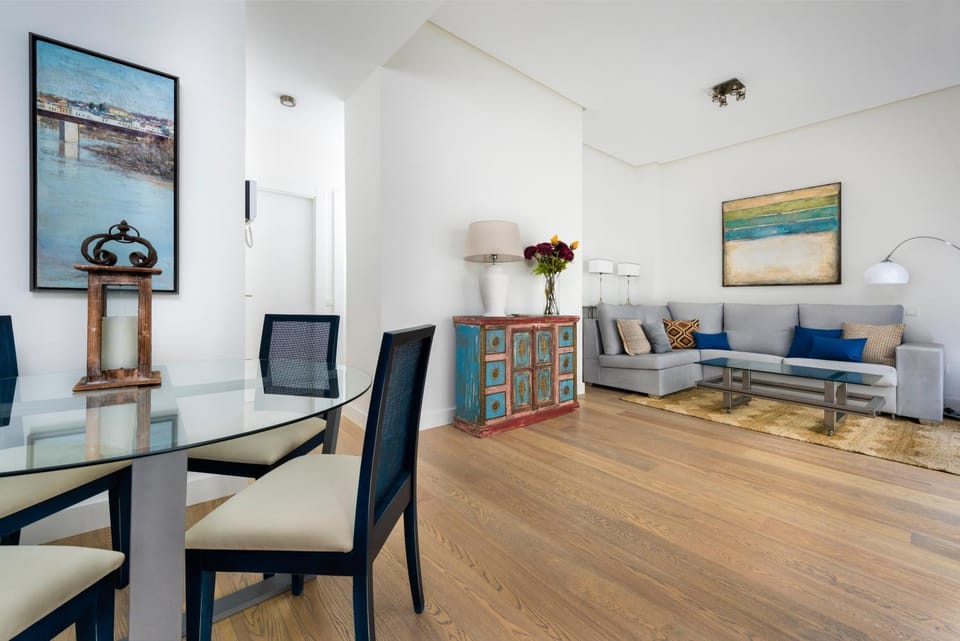 TV and multimedia, Living room, Decorative detail, Seating area, Dining area