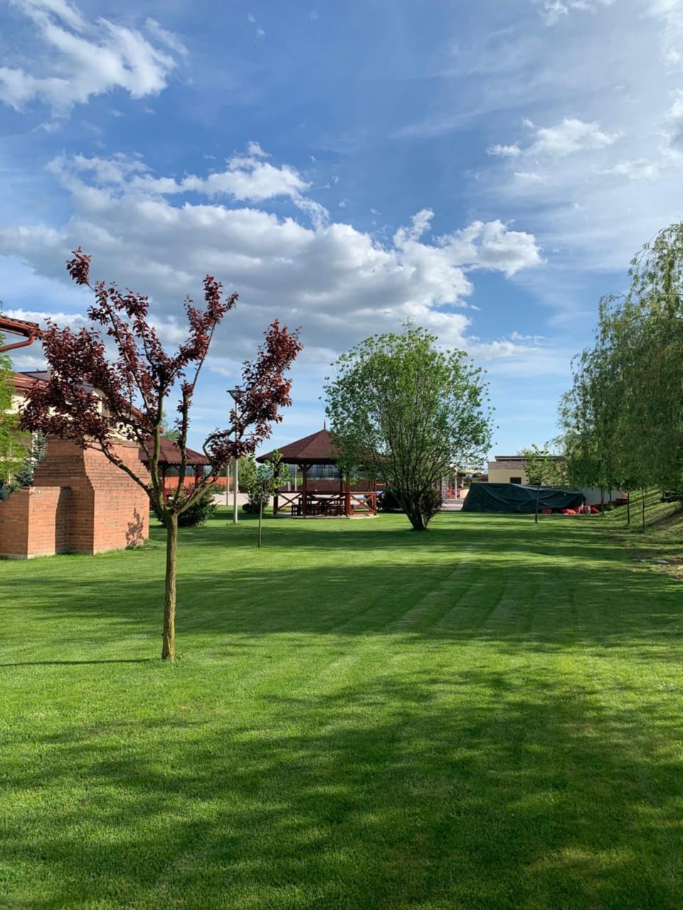 Property building, Day, Natural landscape, Garden, Garden, Garden view