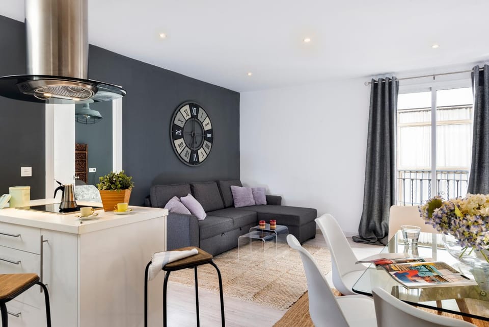 Property building, Kitchen or kitchenette, Living room, Seating area, Dining area, stove