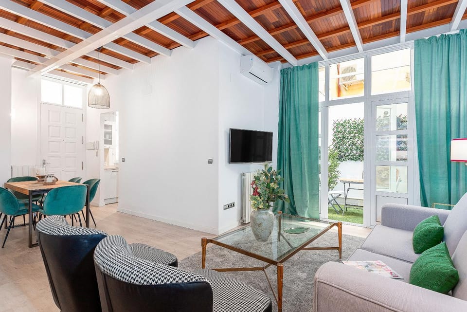 Patio, TV and multimedia, Living room, Photo of the whole room, Seating area, Dining area