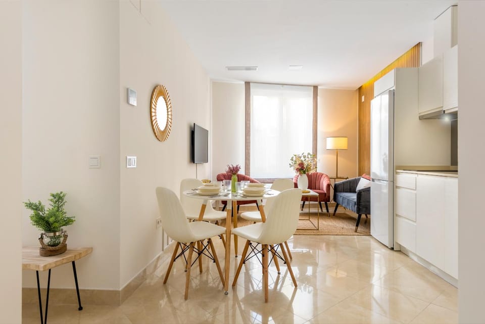 Property building, Kitchen or kitchenette, Living room, Seating area, Dining area