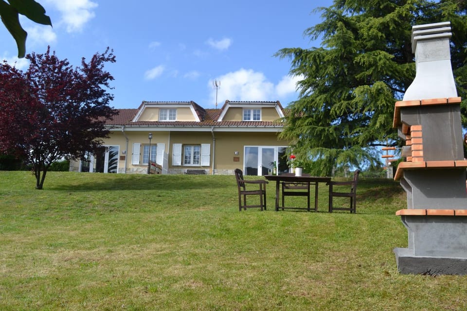 Property building, Spring, Day, Natural landscape, BBQ facilities, Garden, Garden view