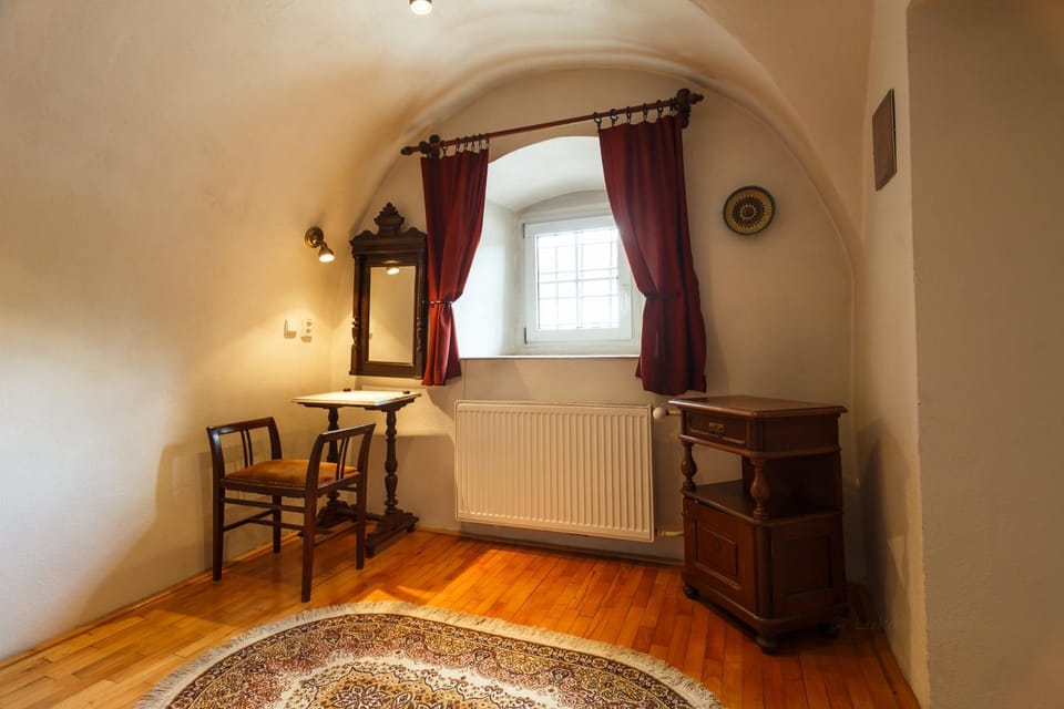 Photo of the whole room, Decorative detail