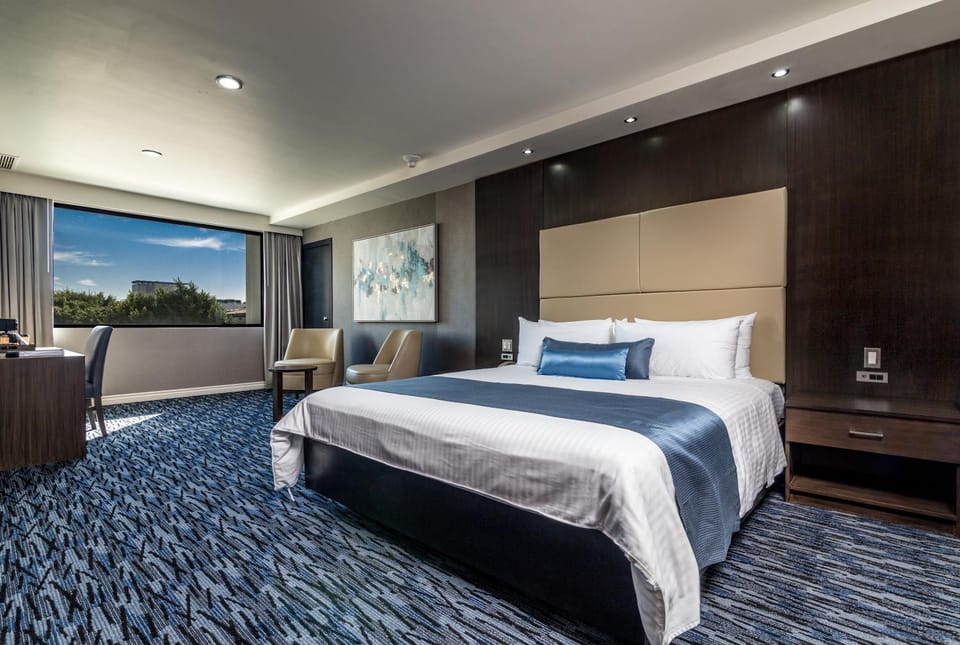 Bedroom, City view
