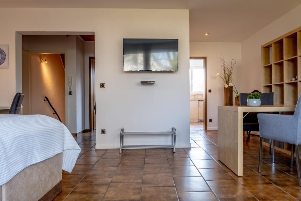 Bed, TV and multimedia, Photo of the whole room, Bedroom, hair dresser