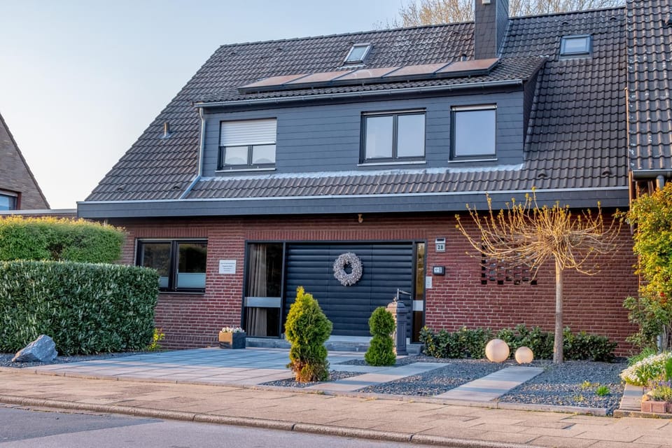 Property building, Facade/entrance, Garden, Garden view, Street view