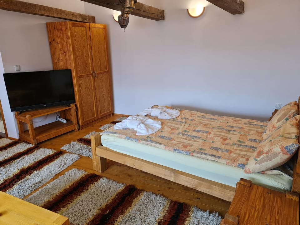 Bed, TV and multimedia, Living room, Photo of the whole room, Seating area, Bedroom, towels, wardrobe