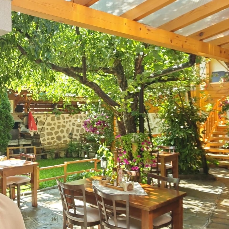 Patio, Restaurant/places to eat, Spring, Day, Garden, Food and drinks, Banquet/Function facilities, Dining area, Food, Garden view