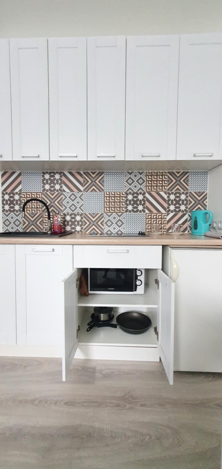 Kitchen or kitchenette, minibar, stove