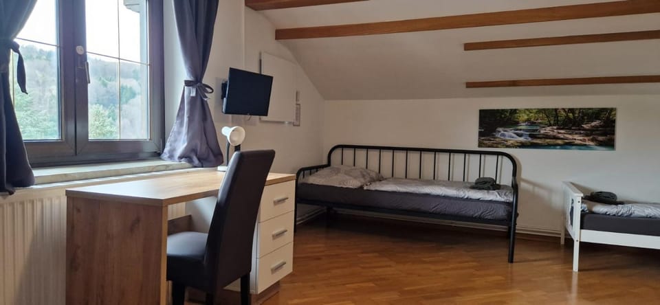 Bed, TV and multimedia, Photo of the whole room, Seating area, Bedroom