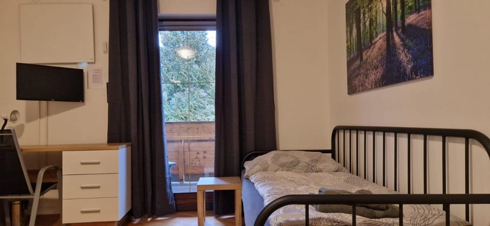 Bed, TV and multimedia, Photo of the whole room, Seating area, Bedroom, hair dresser