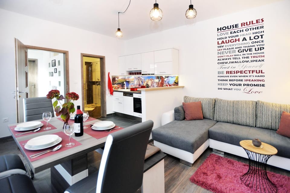 Kitchen or kitchenette, Living room, Seating area, Dining area