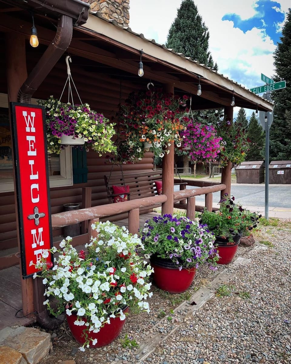 Three Bears Lodge Hotel in Red River