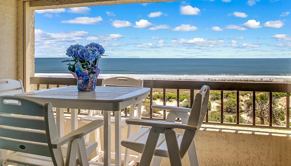 Natural landscape, View (from property/room), Balcony/Terrace, Dining area, Beach, Sea view