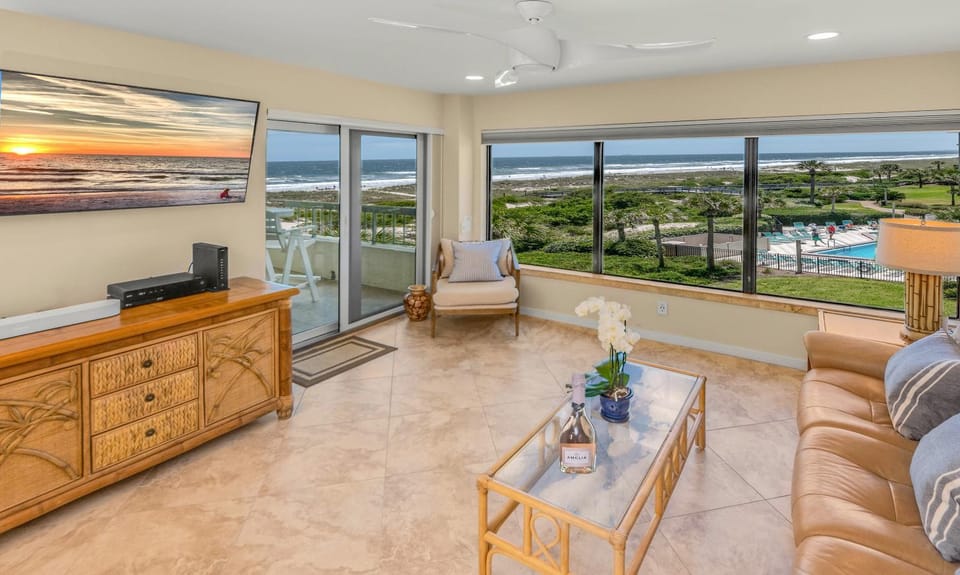 Natural landscape, TV and multimedia, View (from property/room), Balcony/Terrace, Living room, Seating area, Beach, Pool view, Sea view, Swimming pool