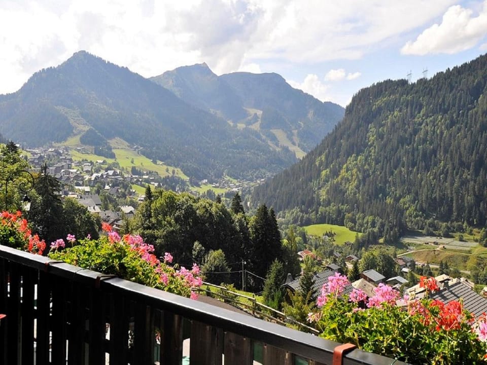 Nearby landmark, Day, Natural landscape, Activities, Summer, Hiking, Cycling, Mountain view