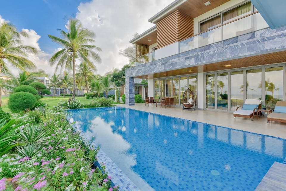 Property building, Garden, Garden view, Pool view, Swimming pool, Swimming pool, sunbed
