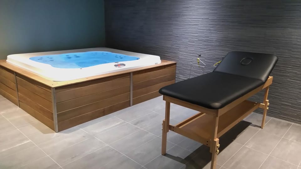 Hot Tub, Massage, Sauna, Steam room